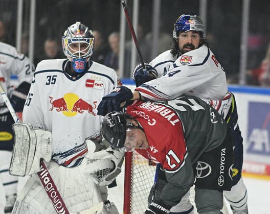 0210 2026, xophax, KEC, Ice Hockey, Haie Lanxess Arena: Kölner Haie vs. EHC Red Bull Munich. From left to right: Mathias Niederberger (Munich), Juhani Tyrväinen (Cologne)