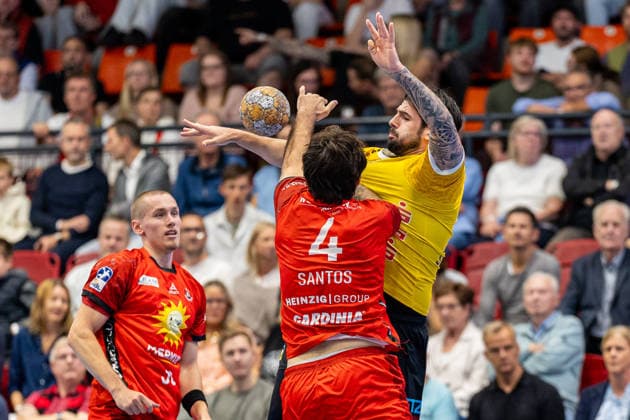 L R Max Santos (TuS N Luebbecke), 04, in a one-on-one battle with Savvas Savvas (HSC 2000 Coburg), 10 GER, TuS N Luebbecke vs. HSC 2000 Coburg, Handball, 2nd Bundesliga, Matchday 6, 2026–2027 season, October 2, 2026 GER, TuS N Luebbecke vs. HSC 2000 Coburg, Handball, 2. Bundesliga, Matchday 6, 2026–2027 season, October 2, 2026 Luebbecke Copyright: xEibner-Pressefoto JanxRollingerx EP_JSK