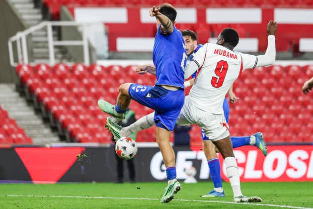 England v Slovakia - UEFA U21, U 21 EURO 2027 Qualifier 9 Divin Mubama of England competes for possession during the UEFA Under 21 Championship Qualifiers Group D match between England Under 21s and Slovakia at the bet365 Stadium in Stoke-on-Trent, on October 2, 2026. Stoke-on-Trent Staffordshire United Kingdom  Copyright: xMIxNewsx originalFilename:fletcher-englandu261002_npkoH.jpg