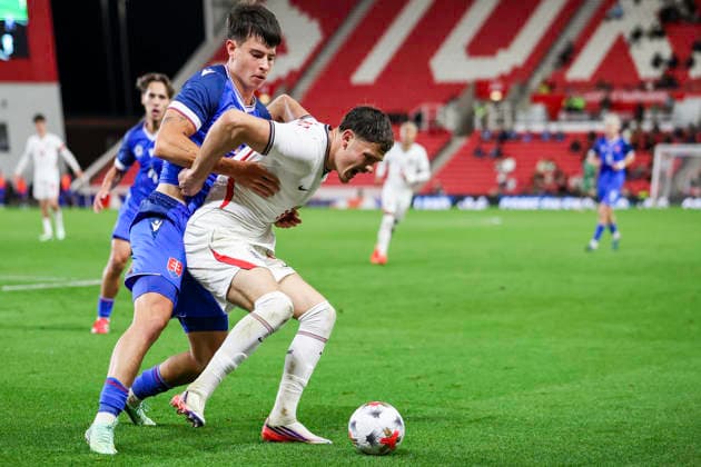 England v Slovakia - UEFA U21, U 21 EURO 2027 Qualifier Tobias Paliscak, 2 of Slovakia, holds up Will Lankshear, 16 of England, during the UEFA Under 21 Championship Qualifiers Group D match between England Under 21s and Slovakia at the bet365 Stadium in Stoke-on-Trent, on October 2, 2026. Stoke-on-Trent Staffordshire United Kingdom Copyright: xMIxNewsx originalFilename:fletcher-englandu261002_npon6