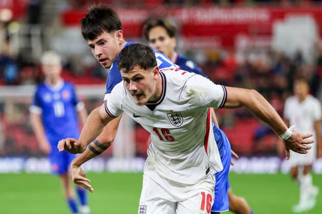 England v Slovakia - UEFA U21, U 21 EURO 2027 Qualifier 2 Tobias Paliscak of Slovakia challenges 16 Will Lankshear of England during the UEFA Under 21 Championship Qualifiers Group D match between England Under 21s and Slovakia at the bet365 Stadium in Stoke-on-Trent, on October 2, 2026. Stoke-on-Trent Staffordshire United Kingdom  Copyright: xMIxNewsx originalFilename:fletcher-englandu261002_npt2I.jpg