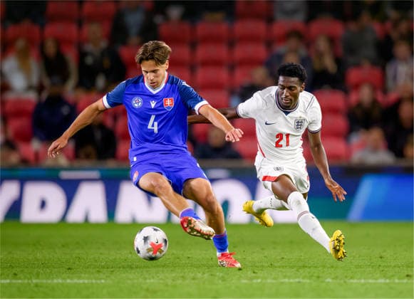 U21, U 21 England v U21 Slovakia, U21 UEFA EUROPEAN CHAMPIONSHIPS Amario COZIER-DUBERRY of England and Hugo Pavek of Slovakia Battle for the ball during the U21 UEFA EUROPEAN CHAMPIONSHIPS match between U21 England and U21 Slovakia at the Bet365 Stadium, Stoke-on-Trent, UK on 2 October 2026. Stoke-on-Trent Bet365 Stadium Staffordshire UK Editorial use only , Copyright: xMarkxDunnx PSI-24952-0059