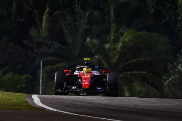 44 HAMILTON Lewis GBR, Scuderia Ferrari SF 26, action from the 2026 Formula 1 Bahrain Grand Prix in Malaysia, 2026 Formula 1 Bahrain Grand Prix in Malaysia, 03 VERSTAPPEN Max NLD, Red Bull Racing Ford RB22, action F1 GP 16 Bahrain 2026 in Malaysia 44 HAMILTON Lewis GBR, Scuderia Ferrari SF 26, action during the 2026 Formula 1 Bahrain Grand Prix in Malaysia, the 16th round of the 2026 Formula One World Championship from October 2 to 4, 2026 at the Sepang International Circuit in Sepang, Malaysia. Photo by Antonin Vincent, DPPI Malaysia