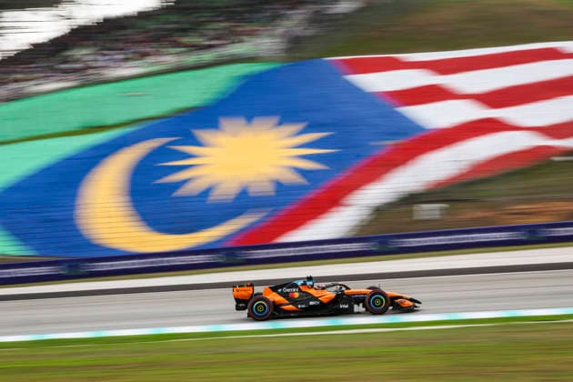 81 PIASTRI Oscar, McLaren F1 Team MCL40, action F1 GP 16 Bahrain 2026 in Malaysia F1 GP 16 Bahrain 2026 in Malaysia 03 VERSTAPPEN Max (NLD), Red Bull Racing Ford RB22, action F1 GP 16 Bahrain 2026 in Malaysia 81 PIASTRI Oscar (out), McLaren F1 Team MCL40, action during the 2026 Formula 1 Bahrain Grand Prix in Malaysia, the 16th round of the 2026 Formula One World Championship from October 2 to 4, 2026 at the Sepang International Circuit in Sepang, Malaysia. Photo by Xavier Bonilla, DPPI Malaysia