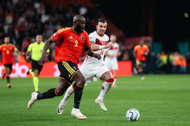 LIEGE, BELGIUM - OCTOBER 02: Romelu Lukaku (Belgien, 9) challenges Abdülkerim Bardakcı (Türkei, 14) for the ball UEFA Nations League match between Belgium and Türkiye at Stade Maurice Dufrasne on October 02, 2026 in Liege, Belgium. Copyright: xNatachaxFreisenx