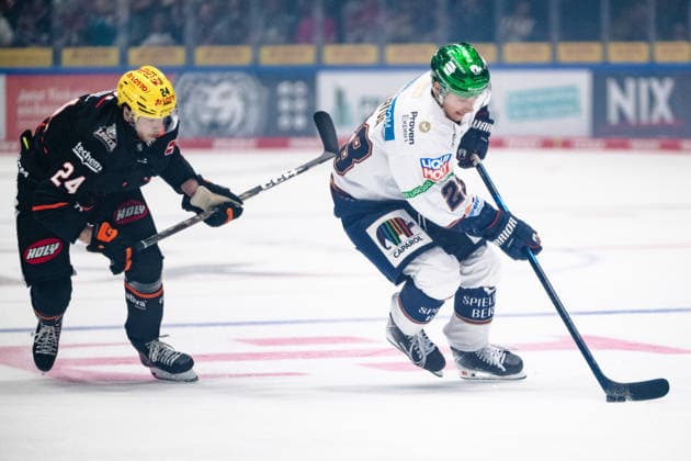 Philipp Bidoul, Loewen Frankfurt, 24; Rihards Griva, Eisbären Berlin, 23 (GER); Loewen Frankfurt vs. Eisbären Berlin, ice hockey, PENNY DEL, Matchday 5, 2026–2027 season, October 2, 2026 GER, Loewen Frankfurt vs. Eisbaeren Berlin, Ice Hockey, PENNY DEL, Matchday 5, 2026–2027 Season, October 2, 2026 Frankfurt am Main Copyright: xEibner-Pressefoto AttilaxZigax EP_AZA