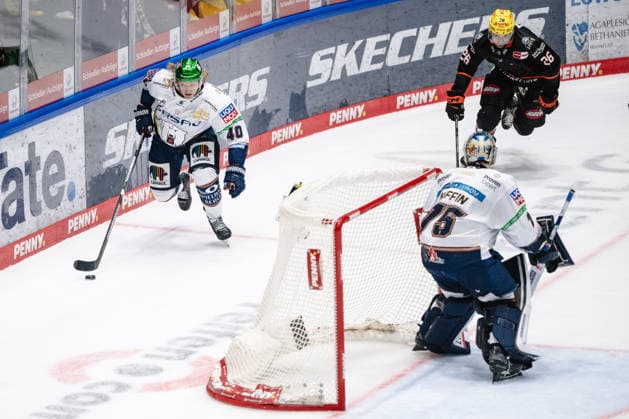 Korbinian Geibel, Eisbären Berlin, 40; Dominik Uher, Löwen Frankfurt, 26 (GER); Löwen Frankfurt vs. Eisbären Berlin, Ice Hockey, PENNY DEL, Matchday 5, 2026–2027 Season, October 2, 2026 GER, Löwen Frankfurt vs. Eisbären Berlin, Ice Hockey, PENNY DEL, Matchday 5, 2026–2027 Season, October 2, 2026 Frankfurt am Main Copyright: xEibner-Pressefoto AttilaxZigax EP_AZA
