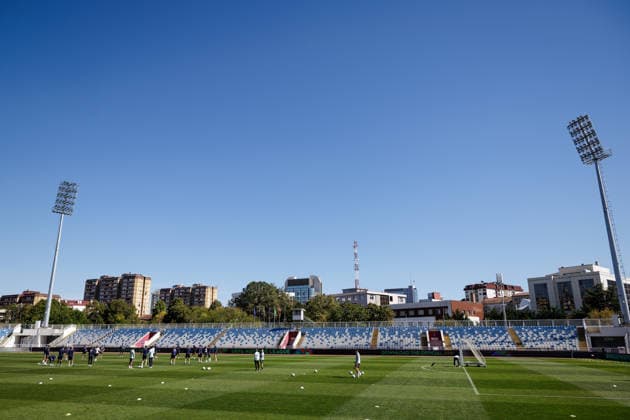 SOCCER - NL, KOS vs AUT PRISTINA,KOSOVO,03.OCT.26 - SOCCER - UEFA Nations League, OEFB international match, Länderspiel, Nationalmannschaft Kosovo vs Austria, preview, training team AUT. Image shows an overview Stadiumi Fadil Vokrri and the team of AUT.  GEPAxpictures xArminxRauthner