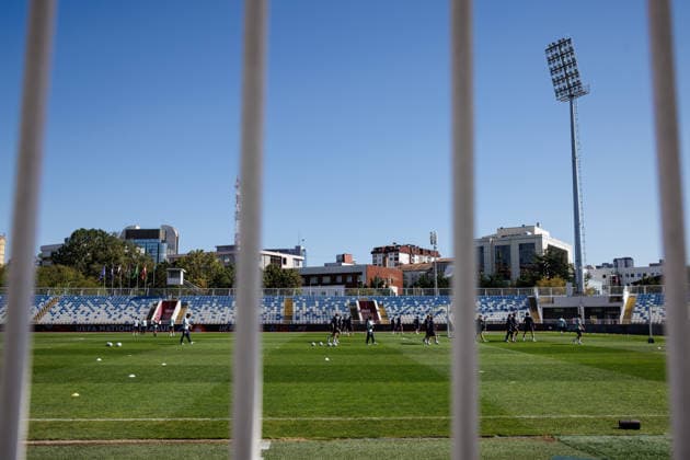 SOCCER - NL, KOS vs AUT PRISTINA,KOSOVO,03.OCT.26 - SOCCER - UEFA Nations League, OEFB international match, Länderspiel, Nationalmannschaft Kosovo vs Austria, preview, training team AUT. Image shows an overview Stadiumi Fadil Vokrri and the team of AUT.  GEPAxpictures xArminxRauthner