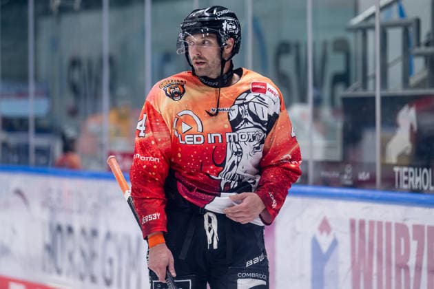 Keaton Thompson, Grizzlys Wolfsburg, No. 04 during warm-ups in Germany; Augsburger Panther vs. Grizzlys Wolfsburg, ice hockey, DEL, 2026–2027 season, Matchday 4, October 2, 2026. Photo: HMB Media, Heike Feiner Copyright: HMBxMedia HeikexFeiner