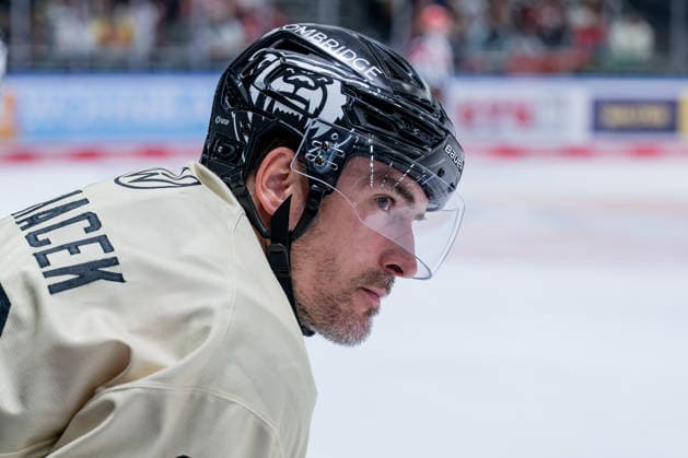 Spencer Machacek, Grizzlys Wolfsburg, 93 Portrait Profile GER, Augsburger Panther vs. Grizzlys Wolfsburg, Ice Hockey, DEL, 2026–2027 Season, Matchday 4, Oct. 2, 2026 Photo: HMB Media, Heike Feiner Copyright: HMBxMedia HeikexFeiner