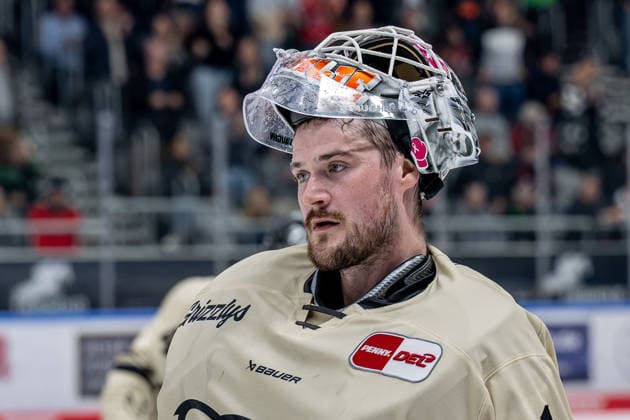 Dustin Strahlmeier, goaltender for the Grizzlys Wolfsburg, No. 01, is fed up after giving up five goals. Portrait, GER, Augsburger Panther vs. Grizzlys Wolfsburg, ice hockey, DEL, 2026–2027 season, Matchday 4, October 2, 2026 Photo: HMB Media, Heike Feiner Copyright: HMBxMedia HeikexFeiner