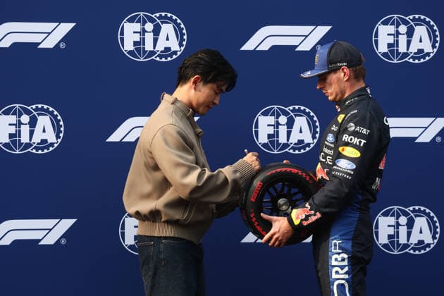 F1 Bahrain Grand Prix In Malaysia - Qualifying SEPANG, MALAYSIA - OCTOBER 3: Alvin Chong and Max Verstappen of Red Bull Racing pose for a photo after the qualifying ahead of the Formula 1 Bahrain Grand Prix at Sepang International Circuit in Sepang, Malaysia on October 3, 2026. Max wins the pole position in the qualifying session of Bahrain GP. Jakub Porzycki Anadolu Sepang Malaysia. Editorial use only. Please get in touch for any other usage.  Copyright: x2026xAnadoluxJakubxPorzyckix