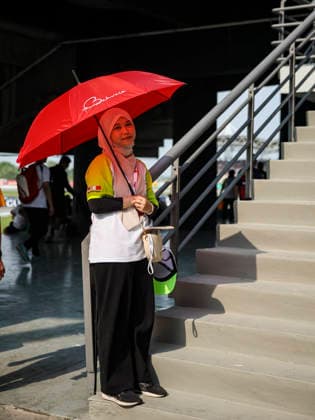 F1 - BAHRAIN GRAND PRIX IN MALAYSIA 2026 Bahrain volunteers during the 2026 Formula 1 Bahrain Grand Prix in Malaysia, 16th round of the 2026 Formula One World Championship, WM, Weltmeisterschaft from October 2 to 4, 2026 on the Sepang International Circuit, in Sepang, Malaysia - SepangMalaysia Copyright: xXavixBonillax