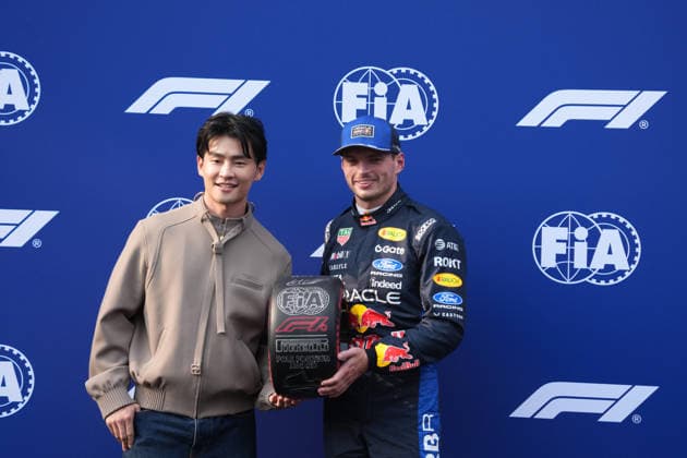 2026 Formula 1 Gulf Air Bahrain Grand Prix, October 3, 2026, Sepang International Circuit, Kuala Lumpur, 2026 Formula 1 Gulf Air Bahrain Grand Prix, Max Verstappen (NLD), Oracle Red Bull Racing receives the Pirelli Trophy for pole position from Malaysian singer Alvin Chong at the Sepang International Circuit in Kuala Lumpur, Malaysia Copyright: xNordphotox xBraticx