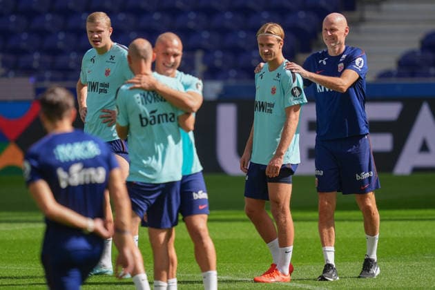 Soccer, Nations League Portugal vs. Norway, Nations League Porto, Portugal 20261003 Norway s Erling Braut Haaland, Erik Botheim, and national team coach Stale Solbakken during training at Estádio do Dragão on the day of the match against Portugal. Photo: Lise Aserud, NTB, Porto, Portugal. EDITORIAL USE ONLY. RESTRICTED USE FOR BETTING COMPANIES.  Copyright: xLisexAserudxx xNTBx