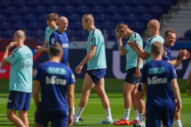 Soccer, Nations League: Portugal vs. Norway, Nations League: Porto, Portugal, October 3, 2026—Norway’s Erling Braut Haaland, Erik Botheim, and national team manager Stale Solbakken during training at Estádio do Dragão the day before the match against Portugal. Photo: Lise Aserud, NTB, Porto, Portugal. EDITORIAL USE ONLY. RESTRICTED USE FOR BETTING COMPANIES.  Copyright: xLisexAserudxx xNTBx