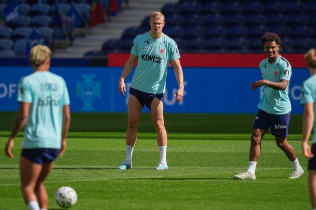 Soccer, Nations League Portugal vs. Norway, Nations League Porto, Portugal 20261003 Norway s Erling Braut Haaland and Oscar Bobb during training at Estádio do Dragão on the day of the match against Portugal. Photo: Lise Aserud, NTB, Porto, Portugal. EDITORIAL USE ONLY. RESTRICTED USE FOR BETTING COMPANIES.  Copyright: xLisexAserudxx xNTBx
