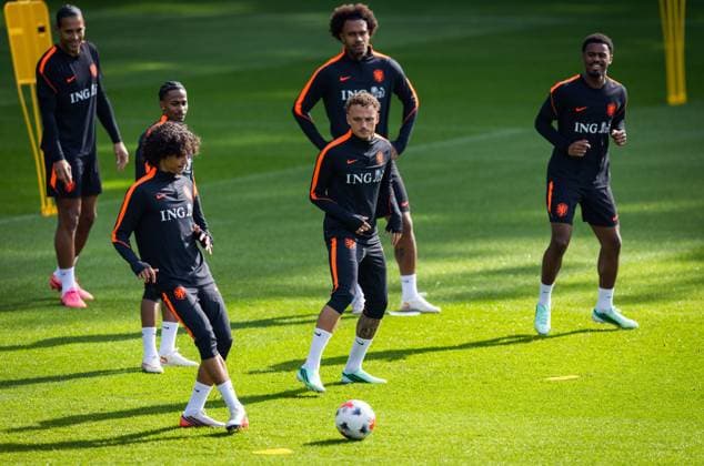 ZEIST - (lr) Virgil van Dijk, Gjivai ZechiÃ«l, Crysencio Summerville, Joshua Zirkzee, Noa Lang and Jorrel Hato during a training session in preparation for the Nations League matches against Serbia. SONNY LENSEN ANP xVIxANPxSportx xxANPxIVx 571376581 originalFilename: 571376581.jpg