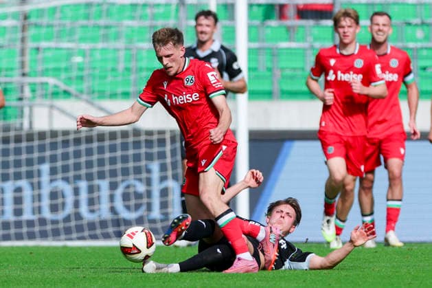 Emir Sahiti of Hannover 96 and Fabian Wessig of SC Verl battle for the ball during the friendly match between Hannover 96 and SC Verl, Heinz von Heiden Arena on October 3, 2026, in Hannover, Germany. Photo by Marco Steinbrenner, DeFodi Images. Emir Sahiti of Hannover 96 and Fabian Wessig of SC Verl battle for the ball during the friendly match between Hannover 96 and SC Verl at Heinz von Heiden Arena on October 3, 2026 in Hannover, Germany. Photo by Marco Steinbrenner, DeFodi Images. Photo by Marco Steinbrenner, DeFodi Images.