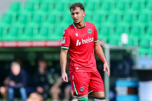 Taycan Ectibasi of Hannover 96 watches during the friendly match between Hannover 96 and SC Verl, Heinz von Heiden Arena on October 3, 2026, in Hannover, Germany. Photo by Marco Steinbrenner, DeFodi Images. Taycan Ectibasi of Hannover 96 looks on during the friendly match between Hannover 96 and SC Verl at Heinz von Heiden Arena on October 3, 2026 in Hanover, Germany. Photo by Marco Steinbrenner, DeFodi Images. Photo by Marco Steinbrenner, DeFodi Images