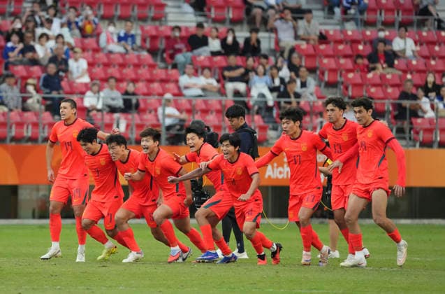 (261003) -- TOYOTA, Oct. 3, 2026 -- Players of China celebrate after winning the men s 3rd place match of football between China and Uzbekistan at 20th Asian Games Aichi-Nagoya 2026 in Toyota of Aichi Prefecture, Japan, Oct. 3, 2026. ) (SP)JAPAN-TOYOTA-ASIAN GAMES-FOOTBALL-MEN S 3RD PLACE MATCH-CHN VS UZB LuixSiuxWai