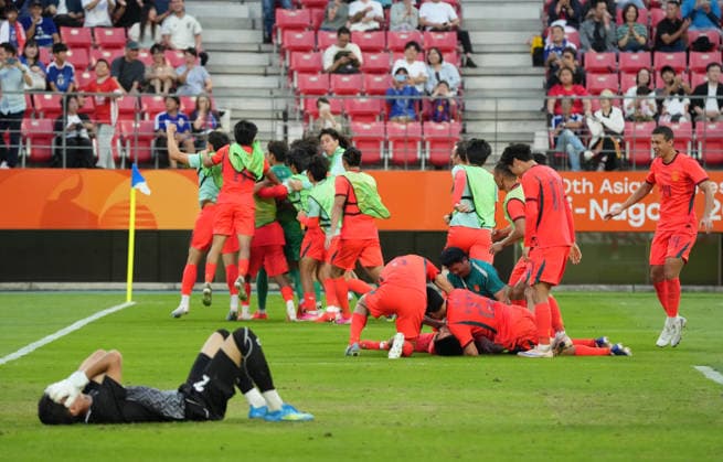 (261003) -- TOYOTA, Oct. 3, 2026 -- Players of China celebrate after winning the men s 3rd place match of football between China and Uzbekistan at 20th Asian Games Aichi-Nagoya 2026 in Toyota of Aichi Prefecture, Japan, Oct. 3, 2026. ) (SP)JAPAN-TOYOTA-ASIAN GAMES-FOOTBALL-MEN S 3RD PLACE MATCH-CHN VS UZB LuixSiuxWai