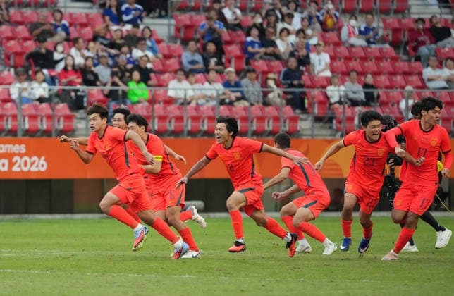 (261003) -- TOYOTA, Oct. 3, 2026 -- Players of China celebrate after winning the men s 3rd place match of football between China and Uzbekistan at 20th Asian Games Aichi-Nagoya 2026 in Toyota of Aichi Prefecture, Japan, Oct. 3, 2026. ) (SP)JAPAN-TOYOTA-ASIAN GAMES-FOOTBALL-MEN S 3RD PLACE MATCH-CHN VS UZB LuixSiuxWai