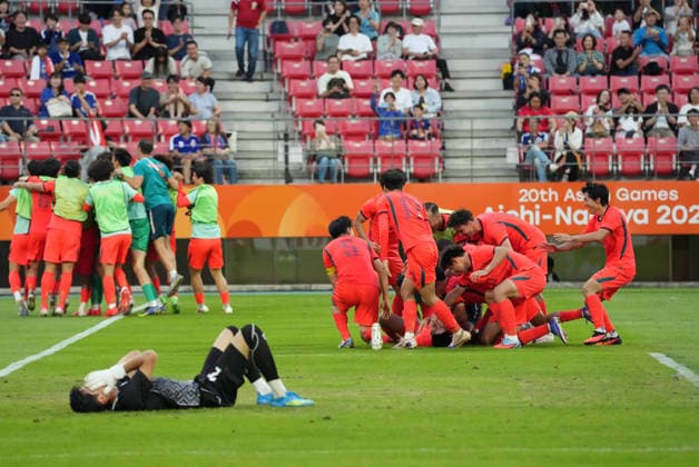 (261003) -- TOYOTA, Oct. 3, 2026 -- Players of China celebrate after winning the men s 3rd place match of football between China and Uzbekistan at 20th Asian Games Aichi-Nagoya 2026 in Toyota of Aichi Prefecture, Japan, Oct. 3, 2026. ) (SP)JAPAN-TOYOTA-ASIAN GAMES-FOOTBALL-MEN S 3RD PLACE MATCH-CHN VS UZB LuixSiuxWai
