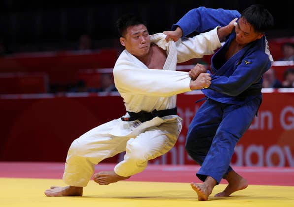 (261003) -- NAGOYA, Oct. 3, 2026 -- Han Qi (L) of team China competes against Enkhtur Jugdergarav of team Mongolia during the mixed team matches for bronze medals of Judo between China and Mongolia at the 20th Asian Games Aichi-Nagoya 2026 in Nagoya, Japan, Oct. 3, 2026. ) (SP)JAPAN-NAGOYA-ASIAN GAMES-JUDO-MIXED TEAM YaoxQilin