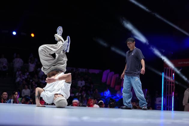 (261003) -- TOKONAME, Oct. 3, 2026 -- South Korea s Kim Hongyul competes during the B-Boys final match of Breaking between Japan s Nakarai Shigeyuki and South Korea s Kim Hongyul at the 20th Asian Games Aichi-Nagoya 2026 in Tokoname of Aichi Prefecture, Japan, Oct. 3, 2026. ) (SP)JAPAN-TOKONAME-ASIAN GAMES-BREAKING-B-BOYS CheongxKamxKa