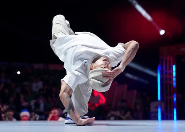 (261003) -- TOKONAME, Oct. 3, 2026 -- South Korea s Kim Hongyul competes during the B-Boys final match of Breaking between Japan s Nakarai Shigeyuki and South Korea s Kim Hongyul at the 20th Asian Games Aichi-Nagoya 2026 in Tokoname of Aichi Prefecture, Japan, Oct. 3, 2026. ) (SP)JAPAN-TOKONAME-ASIAN GAMES-BREAKING-B-BOYS CheongxKamxKa