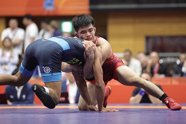 (261003) -- NAGOYA, Oct. 3, 2026 -- Zou Wanhao (R) of China competes against Bekzat Almaz Uulu of Kyrgyzstan during the men s freestyle 57kg bronze medal match of Wrestling at the 20th Asian Games Aichi-Nagoya 2026 in Nagoya, Japan, Oct. 3, 2026. ) (SP)JAPAN-NAGOYA-ASIAN GAMES-WRESTLING-MEN S FREESTYLE 57KG-BRONZE MEDAL MATCHES LongxLei