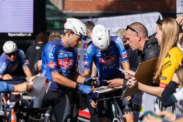 Cycling: UCI ProSeries Men s Elite 20 Sparkassen Münsterland Giro on October 3, 2026—Jasper Philipsen of Alpecin Premier Tech signs autographs xJRx