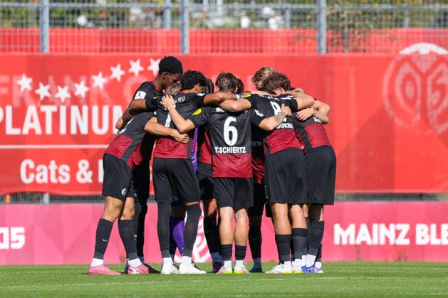 October 3, 2026, xusrbx, Regional League Southwest Soccer, FSV Mainz 05 U23 vs. SC Freiburg II v l dsvf The players form a team circle to show solidarity, Mainz