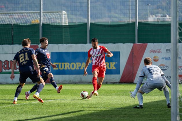 October 3, 2026, xjyhynx, Soccer Friendly Match, SC Freiburg vs. FC Lucerne, from left: Loïc Lüthi 21, FC Lucerne tries to pressure Vincenzo Grifo 32, SC Freiburg; right: Raphael Radtke 63, FC Lucerne vs. Freiburg