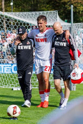 KOELN, GERMANY - OCTOBER 3, 2026: Thijs Dallinga (1. FC Köln, 27) injured himself during the friendly match between FC Viktoria Köln vs. 1. FC Köln at the Sportpark Hoehenberg on October 3, 2026 in Koeln, Germany. DFL REGULATIONS PROHIBIT ANY USE OF PHOTOGRAPHS AS IMAGE SEQUENCES AND OR QUASI-VIDEO. Nordrhein-Westfalen Germany Copyright: xLeahxKohringx