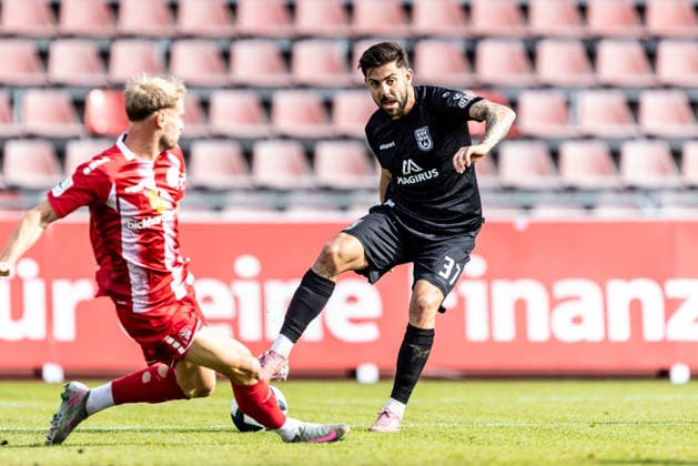 KSV Hessen Kassel vs. SSV Ulm 1846 Soccer, Regionalliga Südwest, Matchday 10, Auestadion Kassel, October 3, 2026; from left: Tobias Boche (KSV Hessen Kassel), 27, Moritz Heinrich, SSV Ulm 1846, Soccer, 37 KSV Hessen Kassel vs. SSV Ulm 1846, Soccer, Regionalliga Southwest, Matchday 10, Auestadion Kassel, October 26, 2003; Photo by Lucca Fundel, Kassel Auestadion, Hesse, Germany
