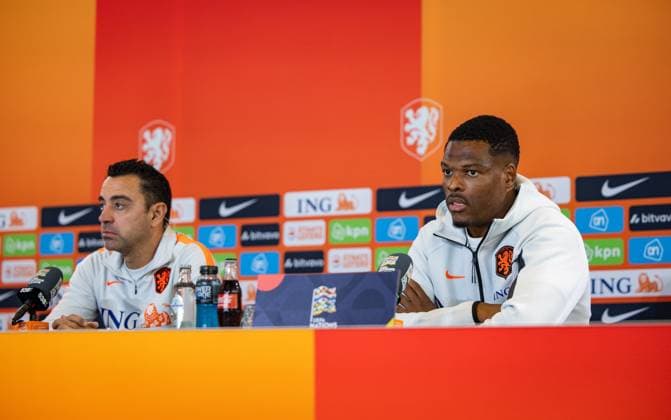 ZEIST - National coach Xavi Hernandez and Denzel Dumfries during a press conference, PK, Pressekonferenz at the KNVB Campus in preparation for the Nations League match against Serbia. SONNY LENSEN ANP xVIxANPxSportx xxANPxIVx 571379636 originalFilename: 571379636.jpg
