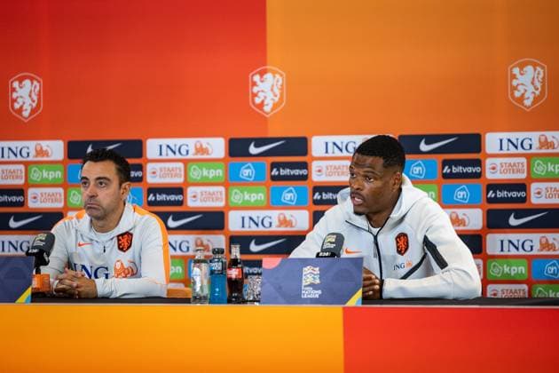 ZEIST - National coach Xavi Hernandez and Denzel Dumfries during a press conference, PK, Pressekonferenz at the KNVB Campus in preparation for the Nations League match against Serbia. SONNY LENSEN ANP xVIxANPxSportx xxANPxIVx 571380439 originalFilename: 571380439.jpg