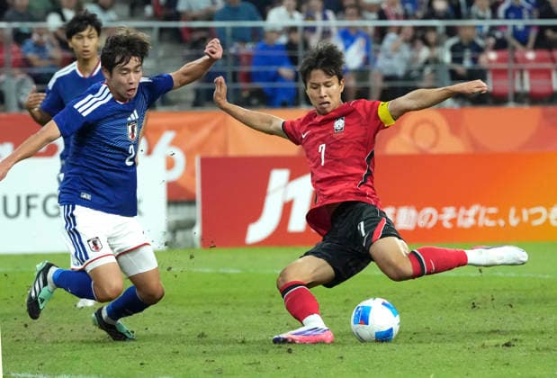 (261003) -- TOYOTA, Oct. 3, 2026 -- Eom Jisung (R) of South Korea shoots and scores during the men s final match of football between South Korea and Japan at 20th Asian Games Aichi-Nagoya 2026 in Toyota of Aichi Prefecture, Japan, Oct. 3, 2026. ) (SP)JAPAN-TOYOTA-ASIAN GAMES-FOOTBALL-MEN S FINAL-KOR VS JPN LuixSiuxWai 