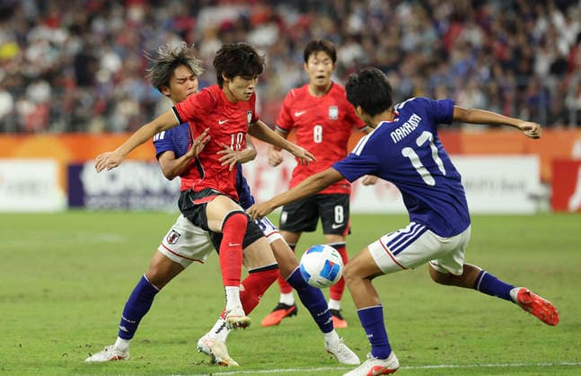 (261003) -- TOYOTA, Oct. 3, 2026 -- Bae Junho (2nd L) of South Korea competes during the men s final match of football between South Korea and Japan at 20th Asian Games Aichi-Nagoya 2026 in Toyota of Aichi Prefecture, Japan, Oct. 3, 2026. ) (SP)JAPAN-TOYOTA-ASIAN GAMES-FOOTBALL-MEN S FINAL-KOR VS JPN JiaxHaocheng 