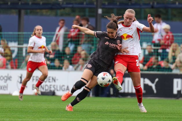 Germany Soccer Google Pixel Women s Bundesliga 2026–2027, Matchday 6: RB Leipzig vs. FSV Mainz 05, RB Leipzig Training Center in Leipzig; a tackle by Vital Zina Kats (1, FSV Mainz 05 Women), 30, and Nikoline Dudek (24, RB Leipzig Women) Copyright: xLucasxWalterx