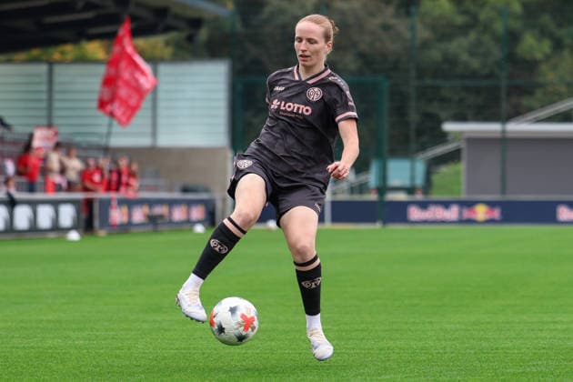 Germany Soccer Google Pixel Women s Bundesliga 2026 2027, Matchday 6: RB Leipzig vs. FSV Mainz 05, RB Leipzig Training Center in Leipzig, Leonie Stöhr (1) of FSV Mainz 05 Women, No. 31 with the ball Copyright: xLucasxWalterx