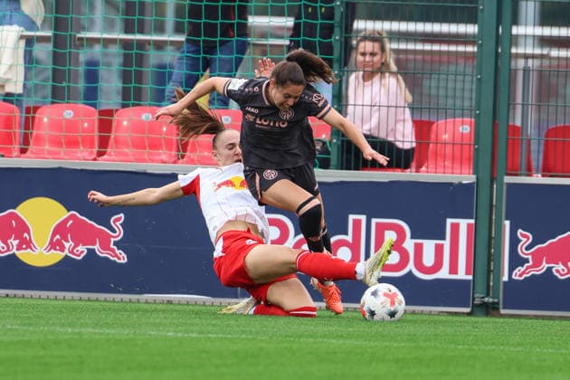 Germany Soccer Google Pixel Women s Bundesliga 2026 2027, Matchday 6: RB Leipzig vs. FSV Mainz 05, RB Leipzig Training Center in Leipzig, tackle between Zenia Mertens (RB Leipzig Women, No. 4) and Vital Zina Kats (FSV Mainz 05 Women, No. 1), 30 Copyright: xLucasxWalterx