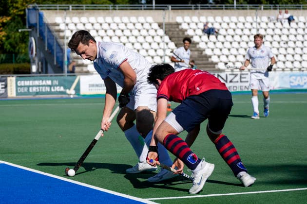 From left: Jossip Anzeneder (MHC), 11, Milo Thompson (BHC), 70, tackle, game action, duel, tackle, tackling, dynamic, action, 03 10 2026, Mannheim, Germany, hockey, 1st Bundesliga, men’s, Mannheimer HC vs. Berliner HC xozx