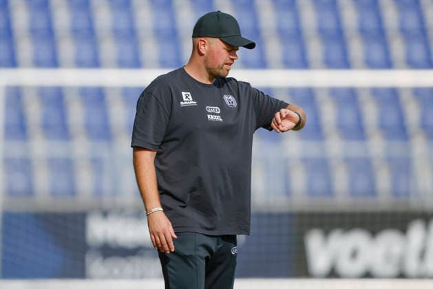 October 3, 2026, Stadionplein, Leeuwarden, GER, Friendly Match: SV Meppen vs. SC Cambuur, Lucas Beniermann, coach of SV Meppen, looks at his watch. DFL REGULATIONS PROHIBIT ANY USE OF PHOTOGRAPHS AS IMAGE SEQUENCES AND OR QUASI-VIDEO. Leeuwarden, Friesland, Netherlands, Stadionplein