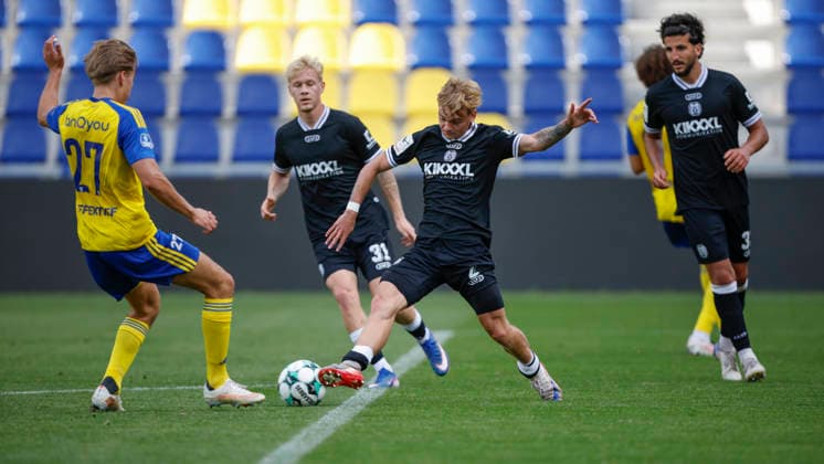 October 3, 2026, Stadionplein, Leeuwarden, GER, Friendly Match: SV Meppen vs. SC Cambuur, Dominique Domröse, SV Meppen 2, vs. Wiebe Kooistra, Cambuur 27. DFL regulations prohibit any use of photographs as image sequences and or quasi-video. Leeuwarden, Friesland, Netherlands, Stadionplein