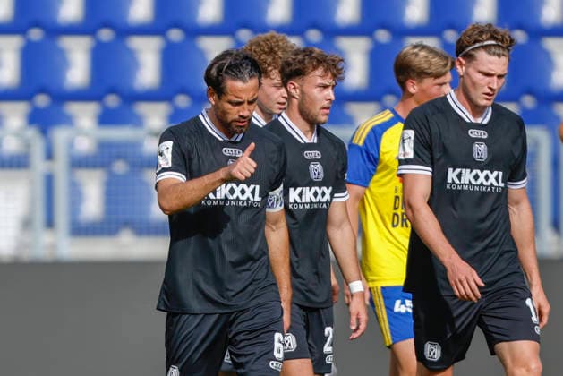 October 3, 2026, Stadionplein, Leeuwarden, GER, Friendly Match: SV Meppen vs. SC Cambuur, Ersin Zehir of SV Meppen 6 gives a thumbs-up after the 0–2 loss. DFL REGULATIONS PROHIBIT ANY USE OF PHOTOGRAPHS AS IMAGE SEQUENCES AND OR QUASI-VIDEO. Leeuwarden, Friesland, Netherlands, Stadionplein