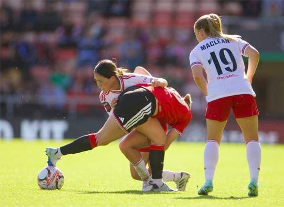 RECORD DATE NOT STATED Football - FA Women s Super League - Liverpool FC Women v Everton FC Women LIVERPOOL, ENGLAND - Sunday, September 27, 2026: Liverpool FC Women s FÅ«ka Nagano challenges Manchester United, ManU Women s Elisabeth Terland during the FA Women™s Super League match between Liverpool FC Women and Everton FC Women, the Merseyside Derby, at Anfield. (Photo by David Rawcliffe Propaganda) LIVERPOOL Anfield MERSEYSIDE ENGLAND  Copyright: xDavidxRawcliffex 2026-10-03-Man_Utd_Women_v_Liverpool_Women-034